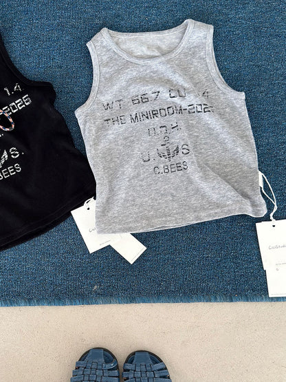 キッズ用グレーのロゴプリントノースリーブTシャツ、丸首、前面プリント