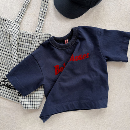 ネイビーのキッズ半袖Tシャツ、丸首、英字ロゴプリント（赤の差し色）