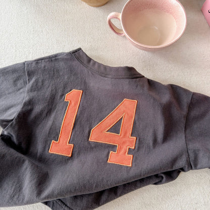 ダークグレーのキッズ半袖Tシャツ、オレンジの「14」ナンバープリント