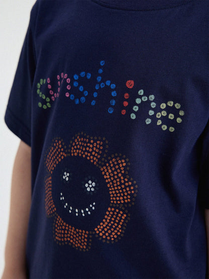 ネイビー半袖Tシャツの背面、虹色ドットの花プリント部分