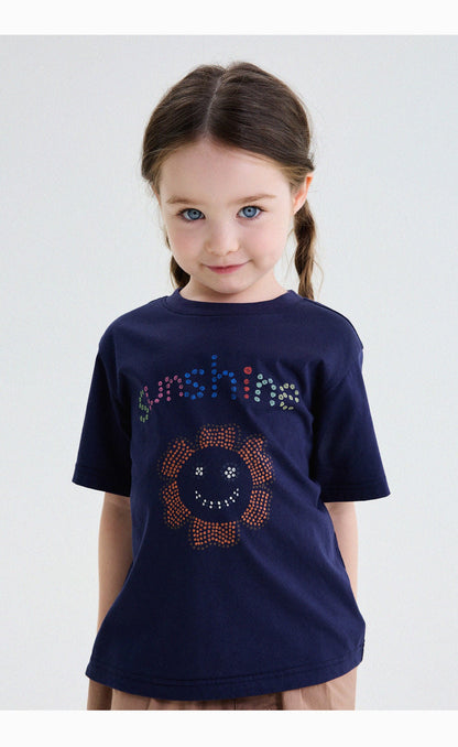 ネイビー半袖Tシャツ、胸の花ドット柄サークルプリントのアップ