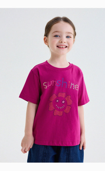 ピンクの半袖Tシャツ、胸中央に花のドットサークルプリント