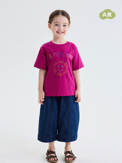 ピンクの半袖Tシャツ、胸に花とドットのサークルプリント