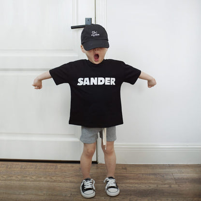 黒の半袖Tシャツ、中央にSANDER英字プリント