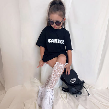 黒の半袖Tシャツ、SANDER英字プリントが入ったデザイン