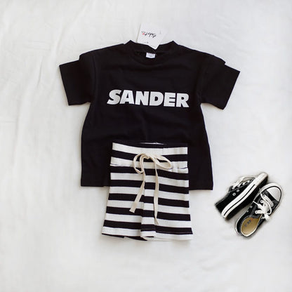 黒のルーズ半袖Tシャツ、SANDER英字ロゴプリント（正面）