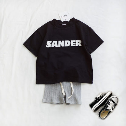 黒のルーズ半袖Tシャツ、SANDER英字プリントのフロントデザイン