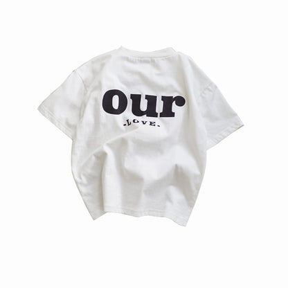 キッズ用ホワイト半袖Tシャツ 背面プリント「our」ロゴ