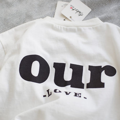 キッズ用ホワイト半袖Tシャツ 背面大型文字「Our」-LOVE- プリント