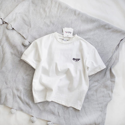 キッズ用ホワイト半袖Tシャツ 正面小さな「our」ロゴ付き
