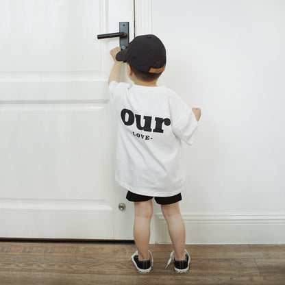 キッズ用ホワイト半袖Tシャツ 背面に大きな「our LOVE」プリント
