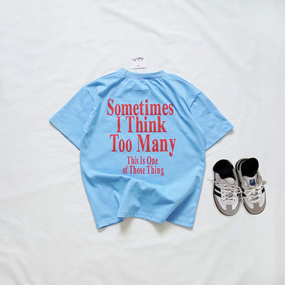 青のキッズ用半袖Tシャツ、背面赤文字ロゴプリント付き