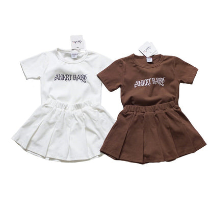 キッズ用Tシャツ＆プリーツスカートセット 白とコーヒーの2点セット、ロゴ入り