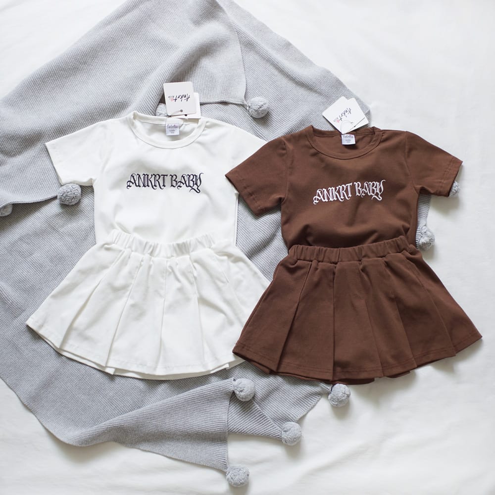 キッズ フロントロゴプリント 半袖Tシャツ プリーツスカート セット【mh0013827】 ANKRT 半袖セットアップ