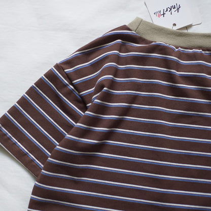 ボーダー半袖Tシャツ生地アップ、茶×白の横ストライプ。