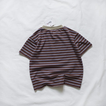 キッズ用ボーダー半袖Tシャツ（後ろ）、茶地に白い横ストライプ。