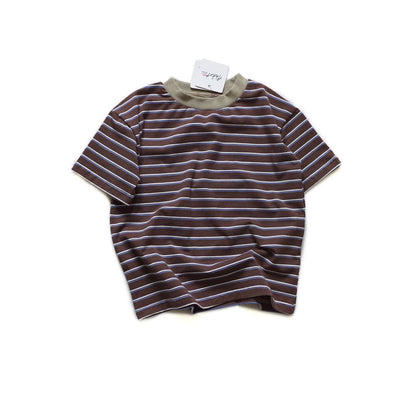 キッズ用ボーダー半袖Tシャツ、茶地に白ストライプのデザイン。