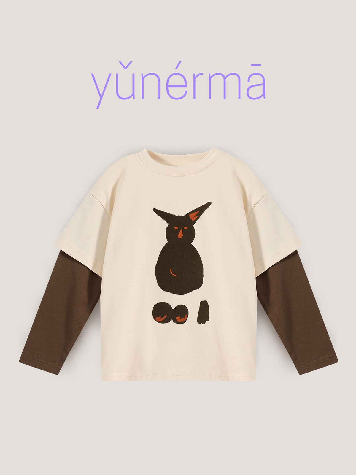キッズ長袖風Tシャツ、生成り地に黒い猫プリントとブラウン袖