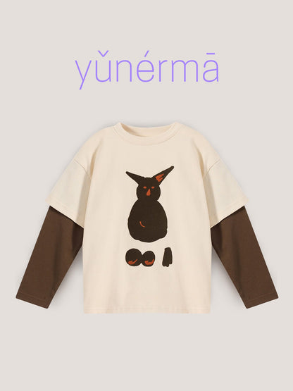 キッズ長袖風Tシャツ、生成り地に黒い猫プリントとブラウン袖