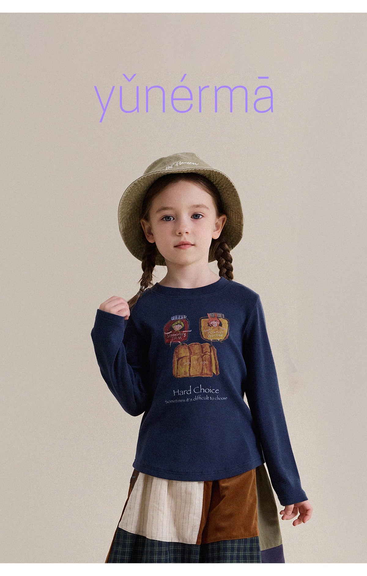 ネイビーの長袖Tシャツ、フロントに動物とロゴ風プリント
