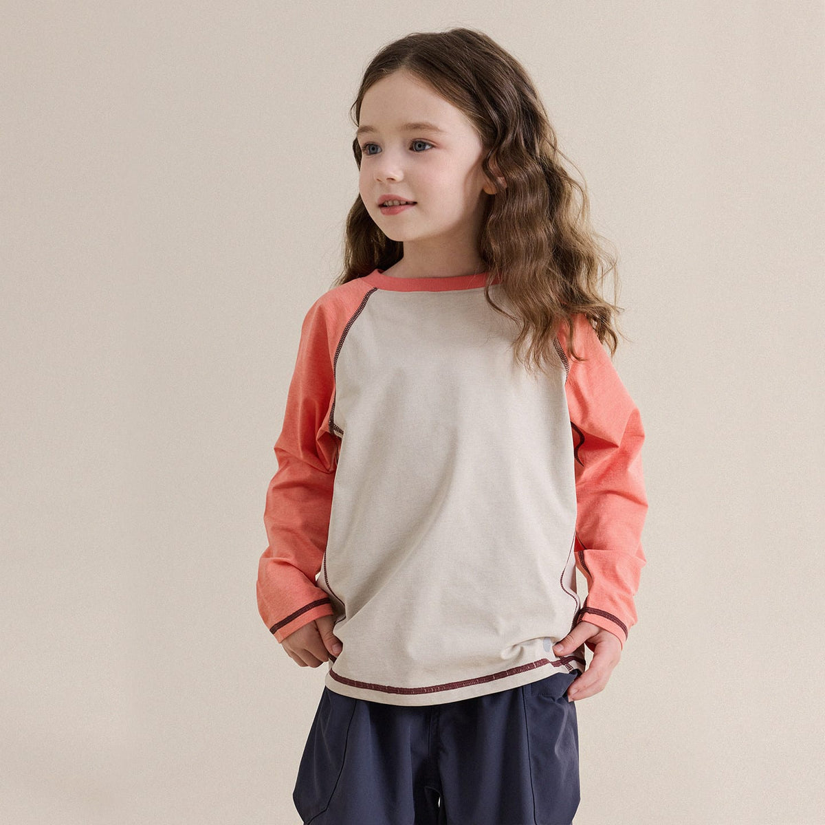 キッズ用ラグラン長袖Tシャツ、オレンジ袖と生成り身頃