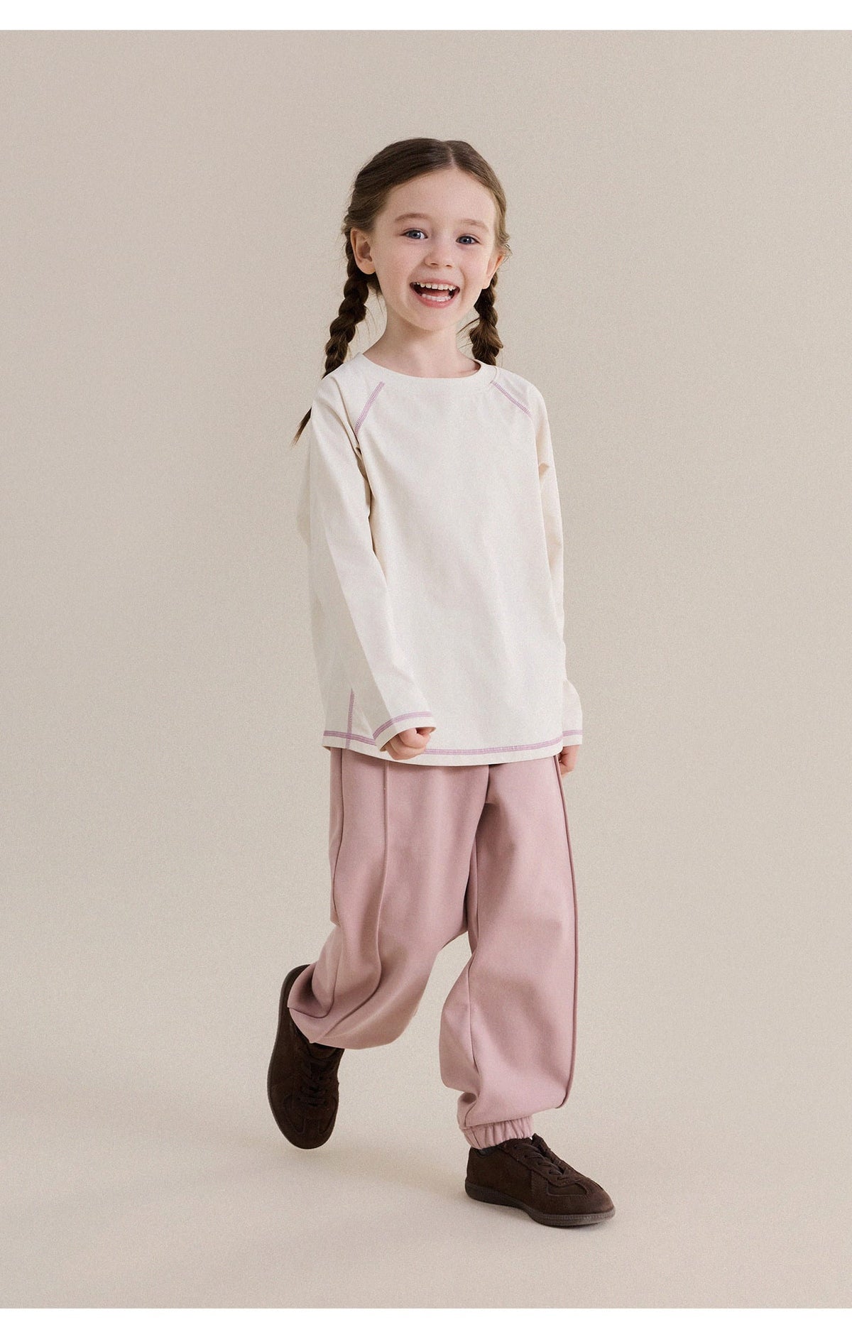 キッズ用長袖Tシャツ、配色ラグラン（ホワイト×淡いピンクの差し色）