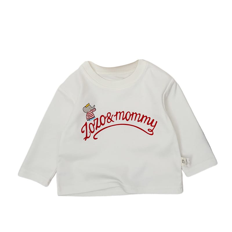 ベビー用白いロゴプリントルーズ長袖Tシャツ、赤いロゴ文字のアップ