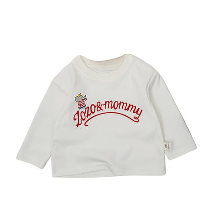 ベビー用白いロゴプリントルーズ長袖Tシャツ、赤いロゴ文字のアップ