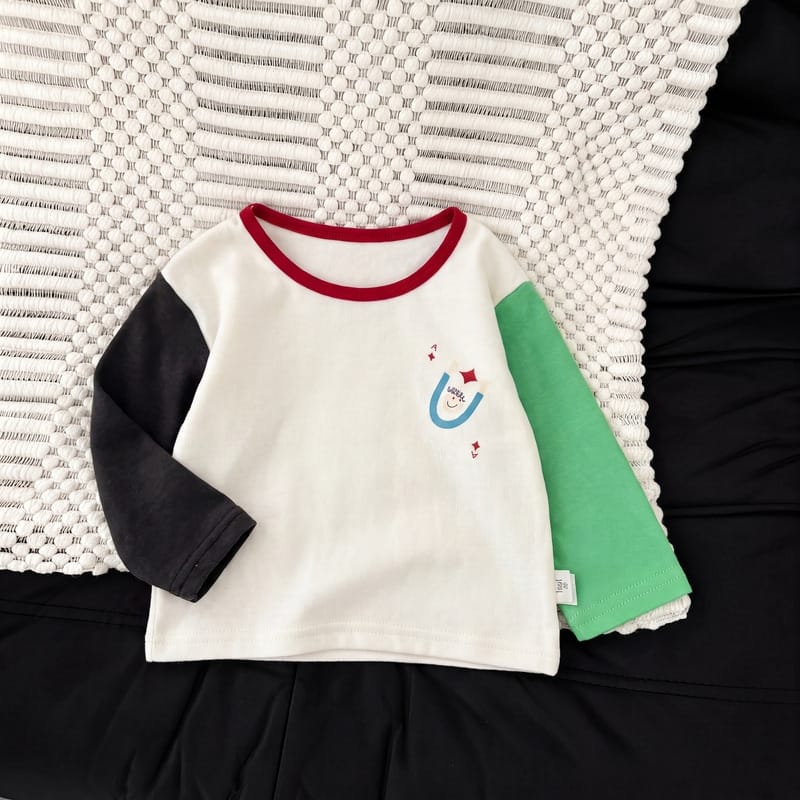 ベビー用長袖カラーブロックTシャツ、白地に赤フチ、黒・緑の袖切替と小鳥プリント