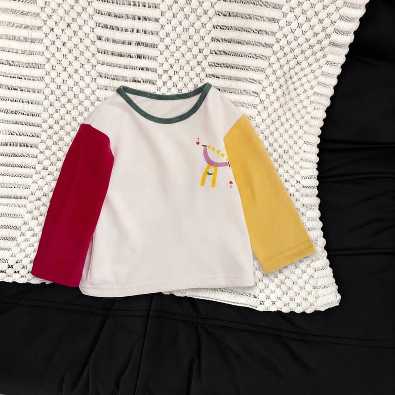 ベビー用長袖カラーブロックTシャツ、白地に赤の袖と黄の袖切替、鳥プリント