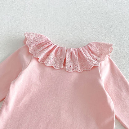ピンクのフリル襟付き長袖Tシャツ（胸元アップ）