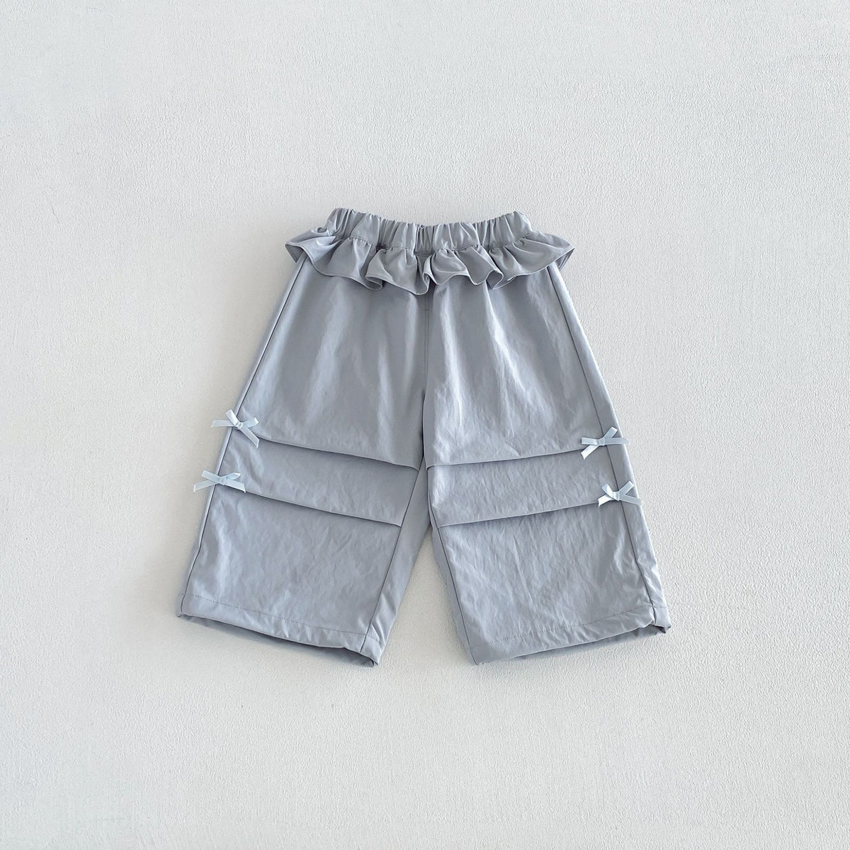 キッズパンツ（薄グレー）、フリルウエストと段デザインのハーフ丈