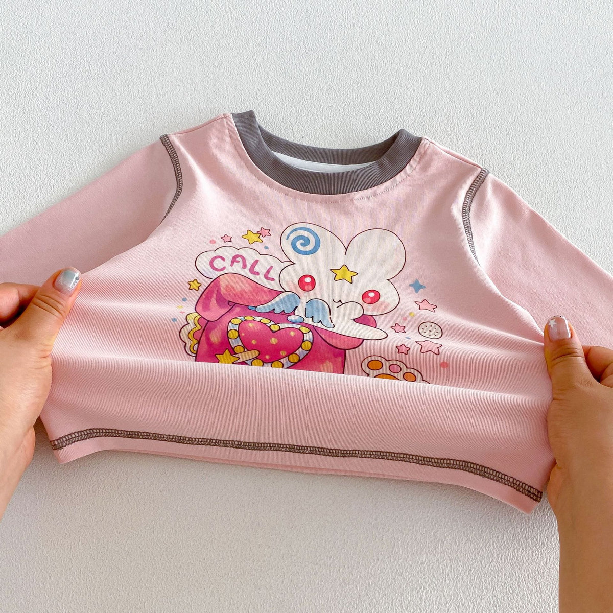 キッズ長袖Tシャツ（ピンク）、キャラクタープリント入りのラウンドネック