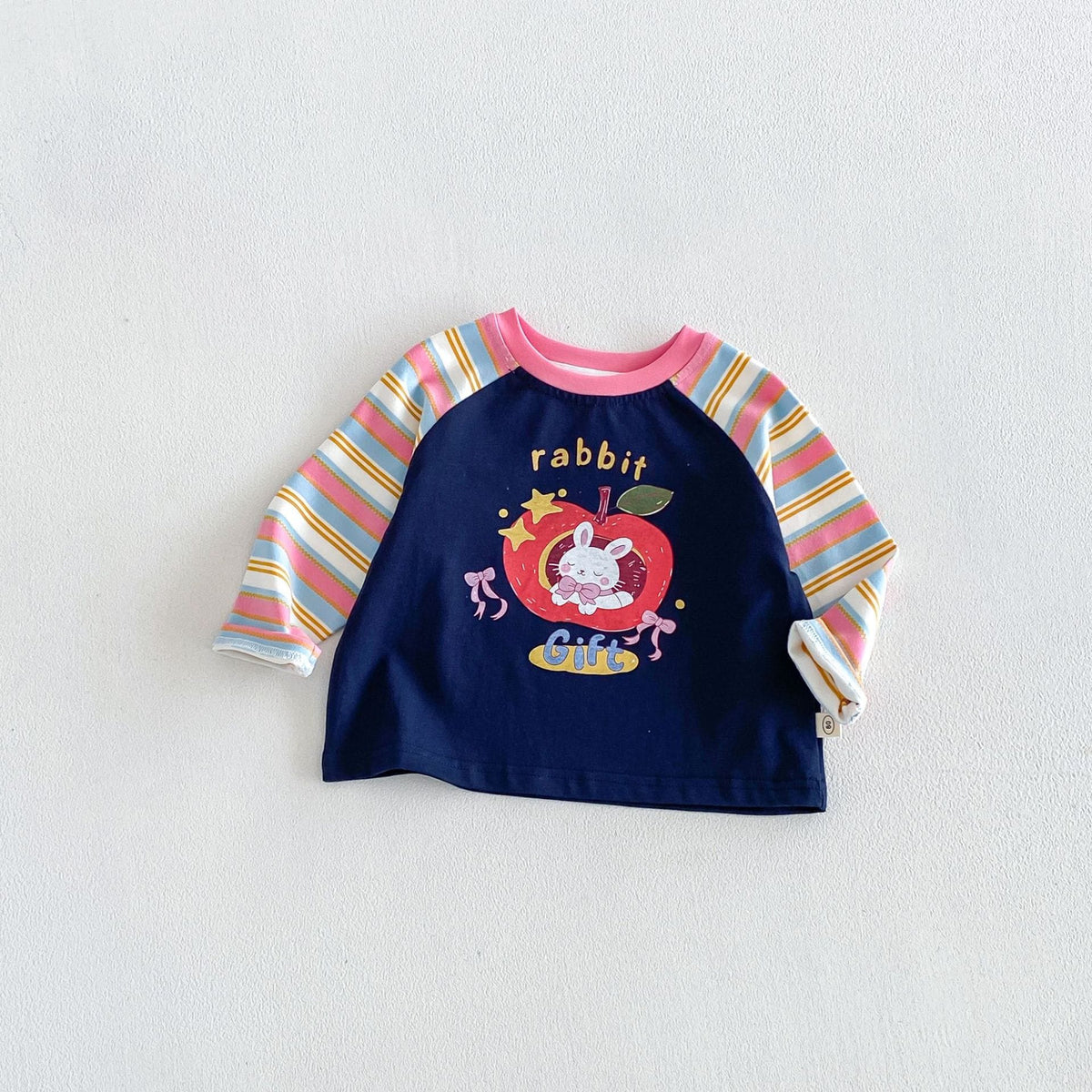 キッズ長袖Tシャツ・配色ラグラン、うさぎ「Gift」プリント（紺×多色ボーダー）