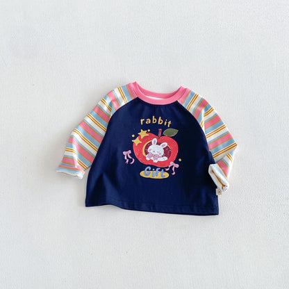 ネイビーのキッズ用ラグラン長袖Tシャツ うさぎキャラクター「rabbit Gifts」プリント