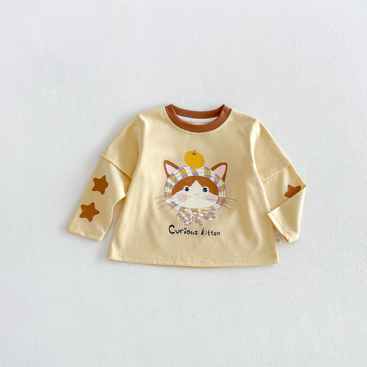 キッズ用長袖Tシャツ（重ね着風）ベージュ系、猫キャラのプリント
