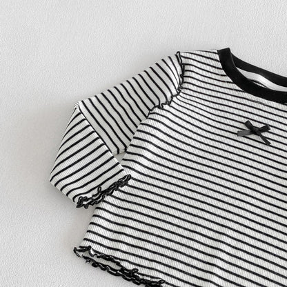ボーダー長袖Tシャツの肩から袖のアップ、袖口フリルとリボンモチーフ