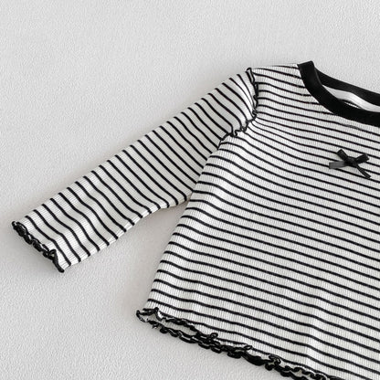 ボーダー柄の長袖Tシャツ、袖口のメロー風フリルと胸のリボンモチーフ