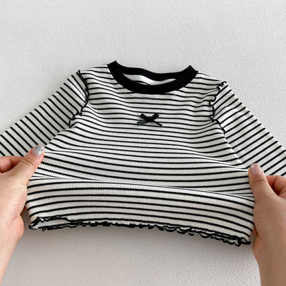 ボーダー長袖Tシャツ、ブラックのメロー風フリル裾と胸のリボンモチーフ