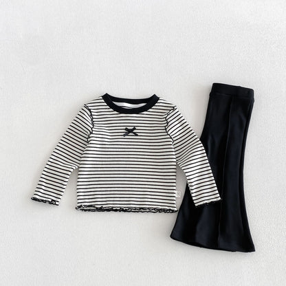 ボーダー柄の長袖Tシャツと黒いフレアパンツ
