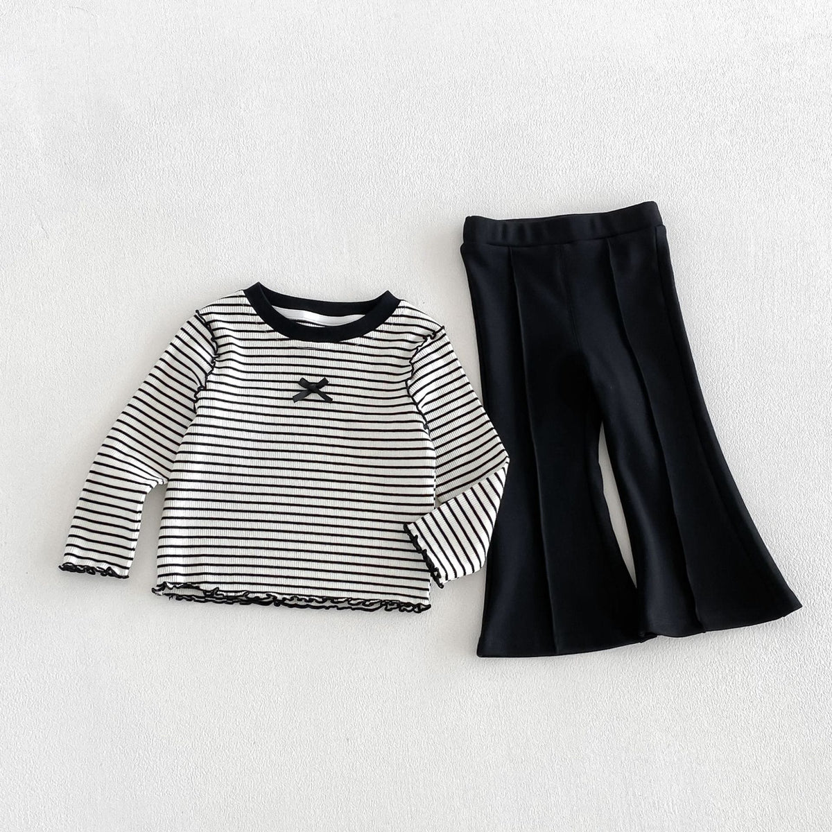 ボーダー長袖Tシャツと黒フレアパンツの2点セット（リボンモチーフ付き）