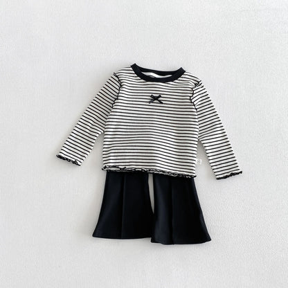子ども用ボーダー長袖Tシャツ、胸のリボン風モチーフと黒メロー裾、フレアボトム