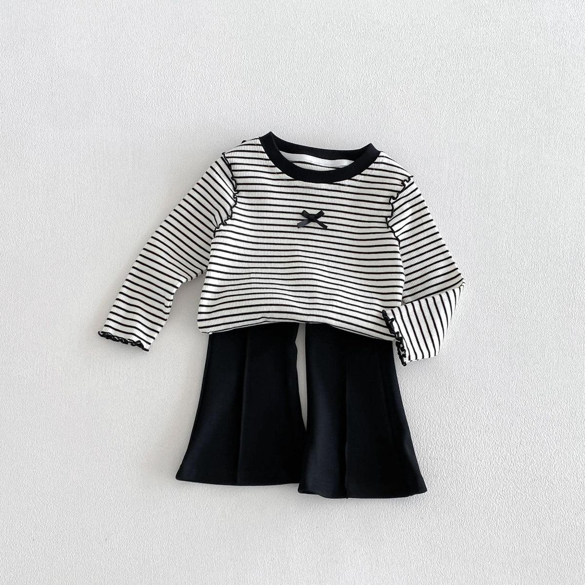 子ども用ボーダー長袖Tシャツ、黒リブ首元と胸の小さなリボン風ワッペン