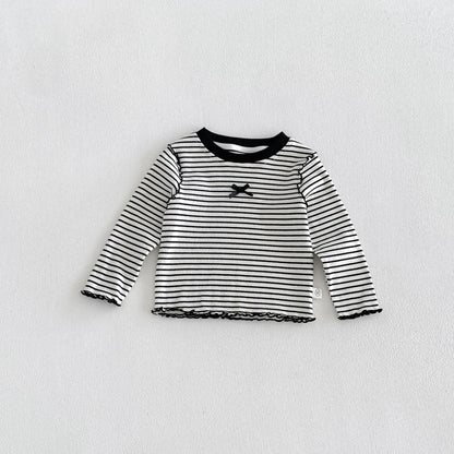子ども用ボーダー長袖Tシャツ、黒リブ首元とメロー裾、胸のリボン風モチーフ
