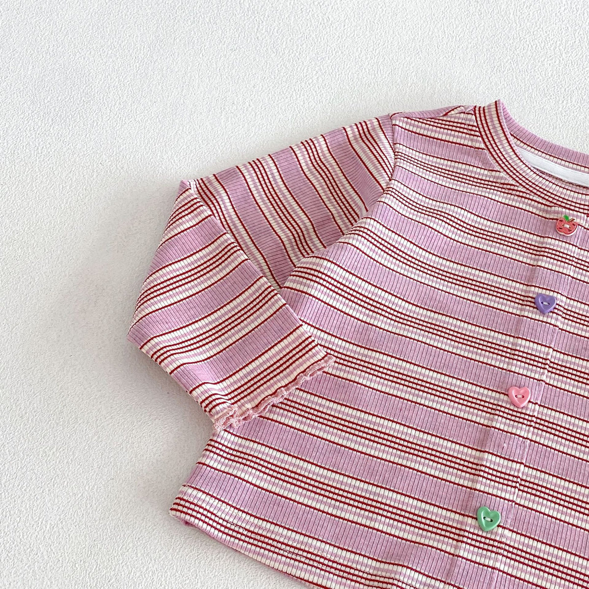 キッズ用ボーダー長袖Tシャツ、ピンク系の細ボーダーとカラフルボタン付き