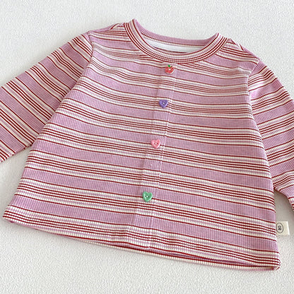 ピンクのキッズ用ボーダー長袖Tシャツ。カラフルボタン付き、首元リブ付き