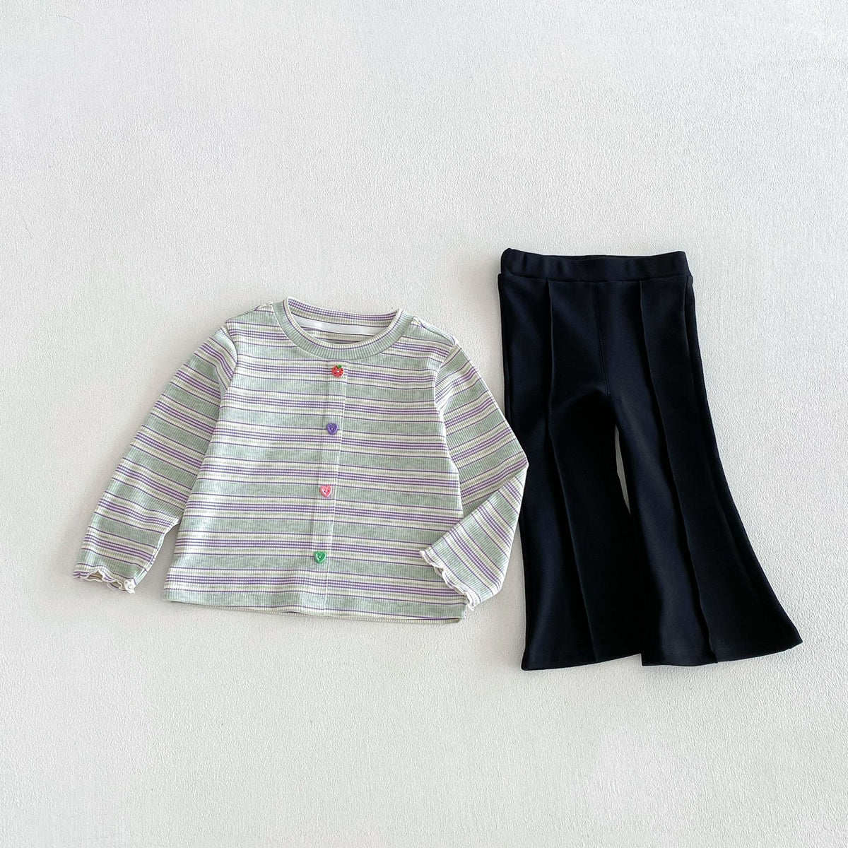 キッズ用ボーダー長袖Tシャツ（ミントグリーン）＋ネイビースカート。ボタン付き