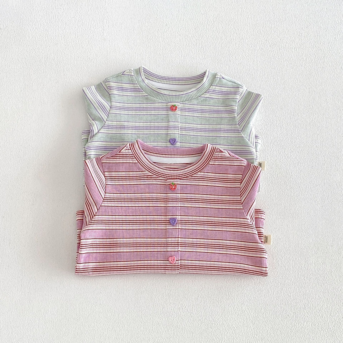 キッズ用ボーダー長袖Tシャツ。ミントグリーンとピンクの2色、カラフルボタン付き