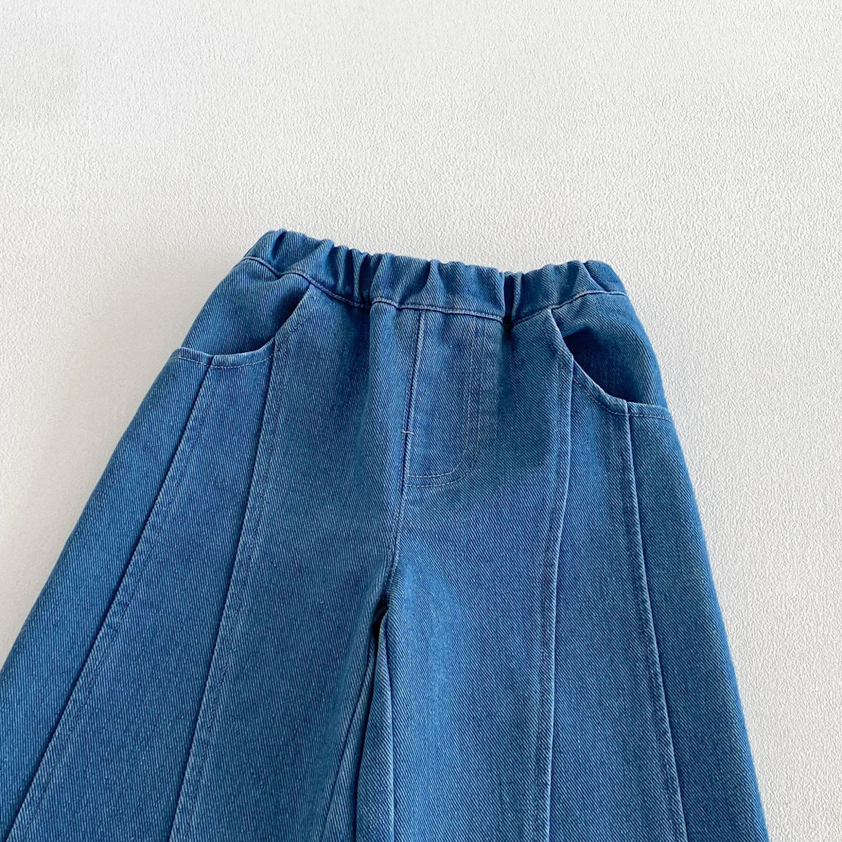 キッズ デニムパンツ ひざ上アップ ウエストゴムと縦ステッチの表情