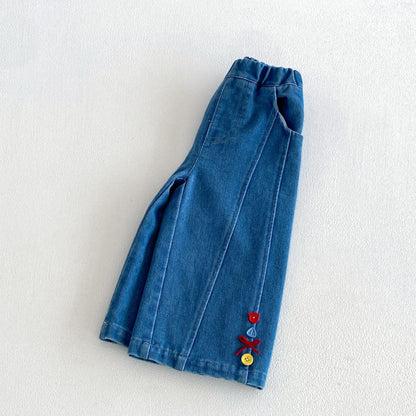 キッズ デニムパンツ 横から見たシルエット 脇寄せの刺繍ワッペン